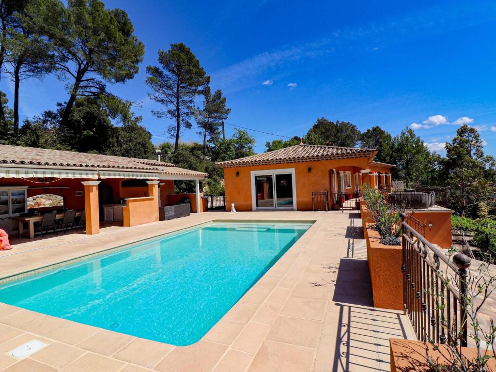 una piscina frente a una casa en Amazing holiday home in Flayosc with private pool, en Flayosc