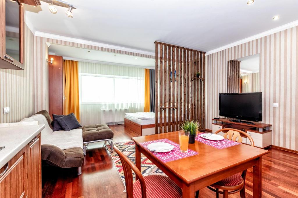 ein Wohnzimmer mit einem Tisch und einem Sofa in der Unterkunft apartment on the 29th floor in Astana