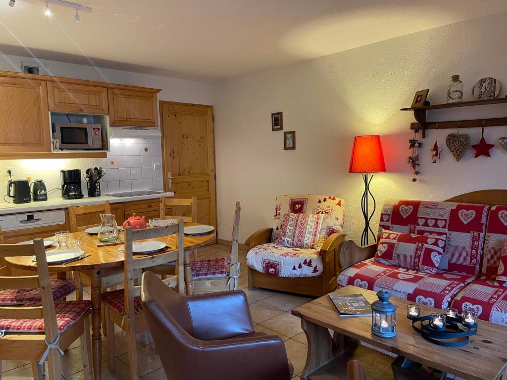 een keuken en een woonkamer met een tafel en een bank bij Appartement Samoëns, 3 pièces, 7 personnes - FR-1-624-19 in Samoëns