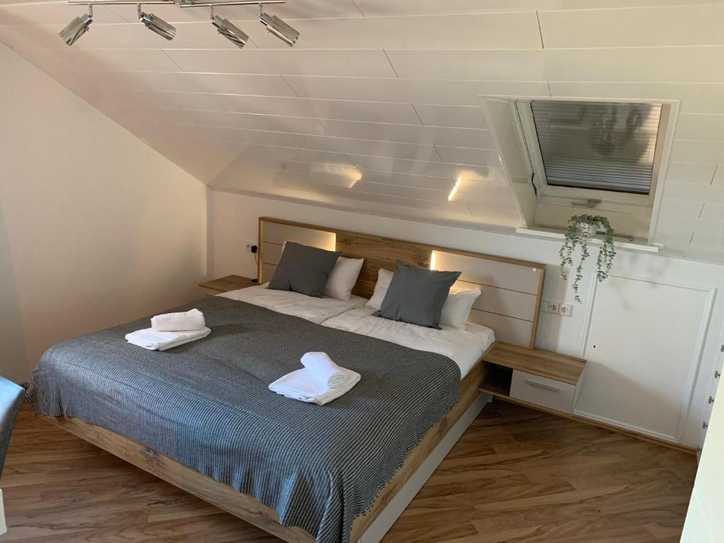 Obersulm2 Zimmer Ferienwohnung的一间卧室配有一张床,上面有两条毛巾