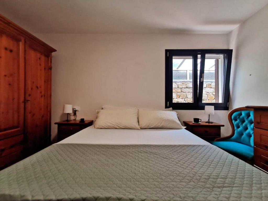 ein Schlafzimmer mit einem großen Bett und einem Fenster in der Unterkunft Casa da Maria, Montegrazie (IM) in Montegrazie