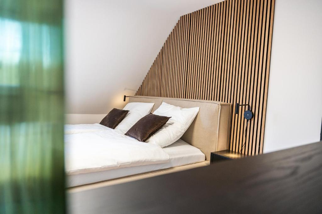 1 cama con 2 almohadas en una habitación en JAWO Apartments Koblenz modern & zentral, Küche & WIFI, en Coblenza