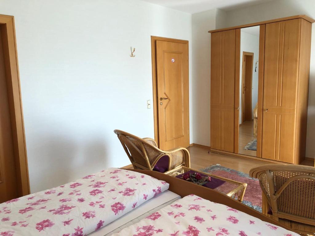 1 dormitorio con cama, tocador y espejo en Weingut Lehnert-Später, en Piesport