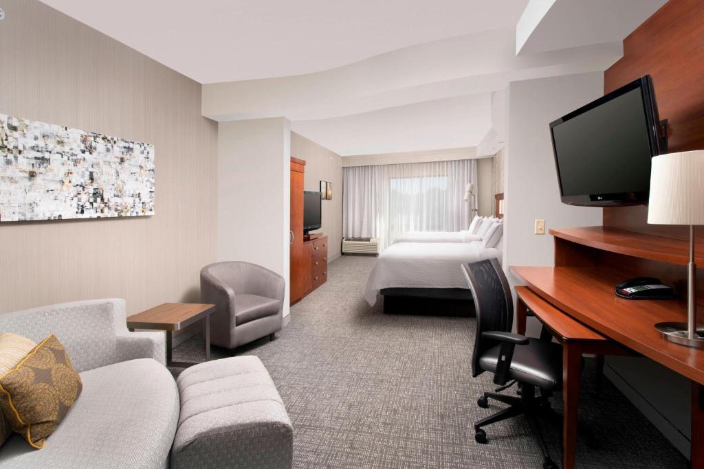 Postel nebo postele na pokoji v ubytování Courtyard by Marriott Tyler