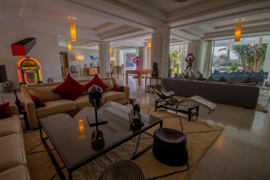 sala de estar con sofá y mesa en Villa L'oui D'or, en Marrakech