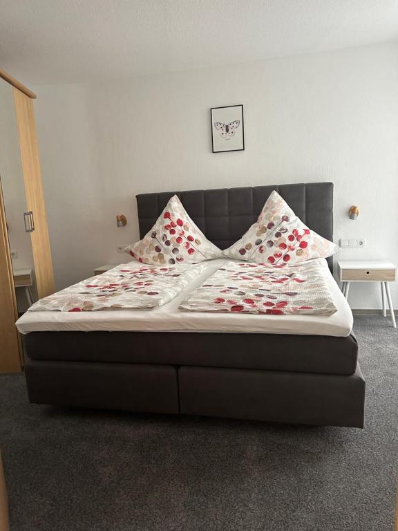 uma cama com duas almofadas num quarto em Haus Ostermann em Cochem