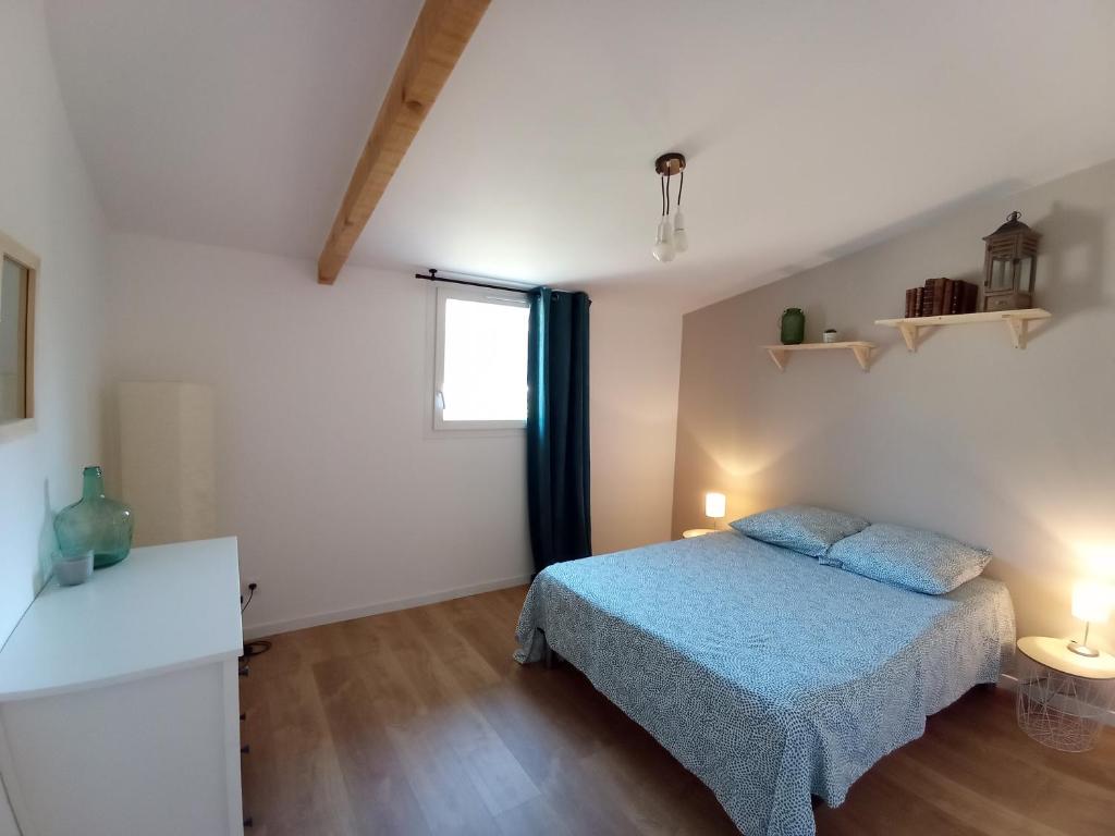 Habitación pequeña con cama y ventana en Gite cosy et spacieux, en Étoile-sur-Rhône