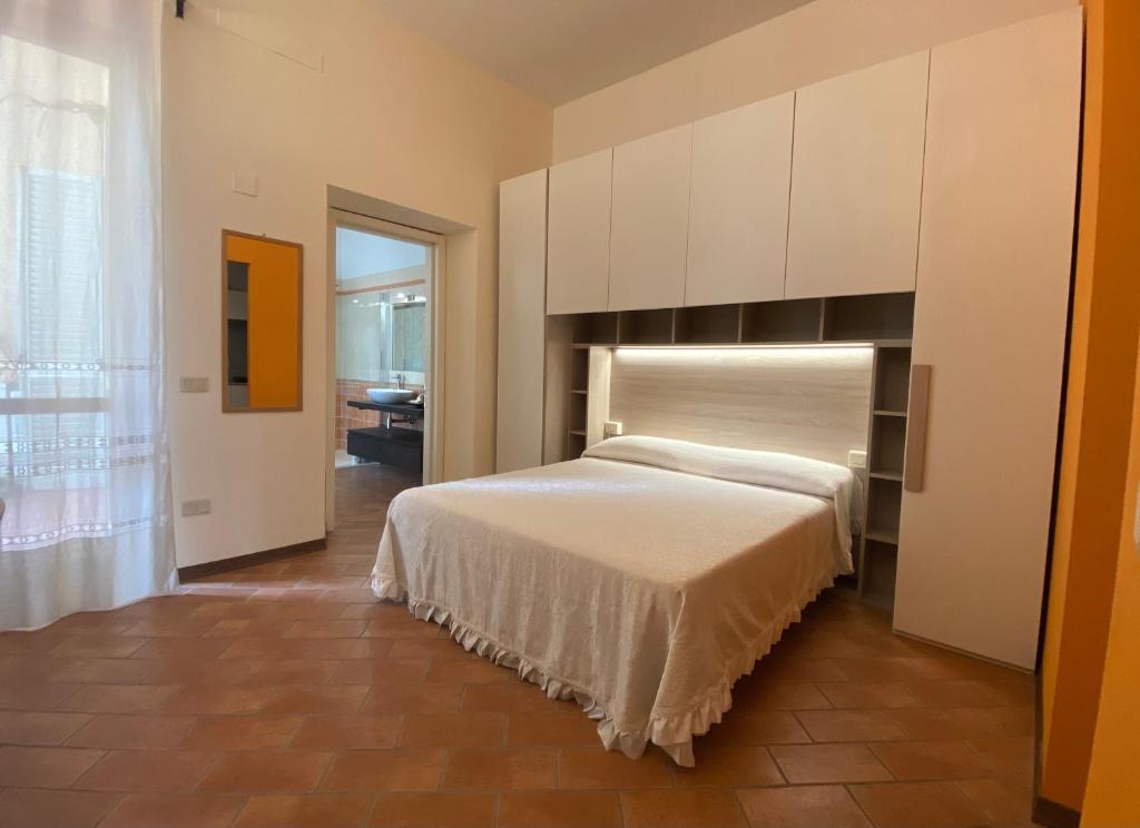 1 dormitorio con 1 cama grande y cabecero en Studio Apartment with Terrace - Parking, en Florencia