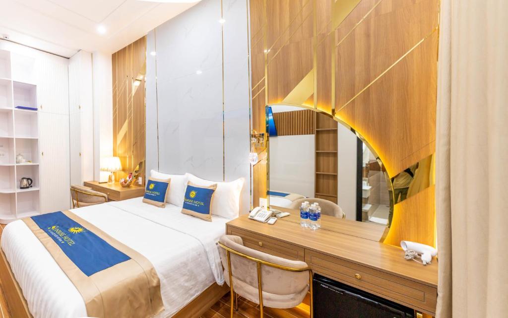 Postel nebo postele na pokoji v ubytování SUNRISE Hotel Bạc Liêu