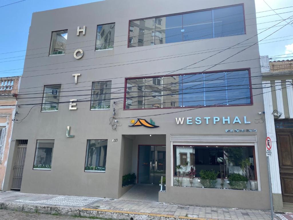 佩洛塔斯的住宿－Hotel Westphal，一座大建筑,上面有西边的字眼