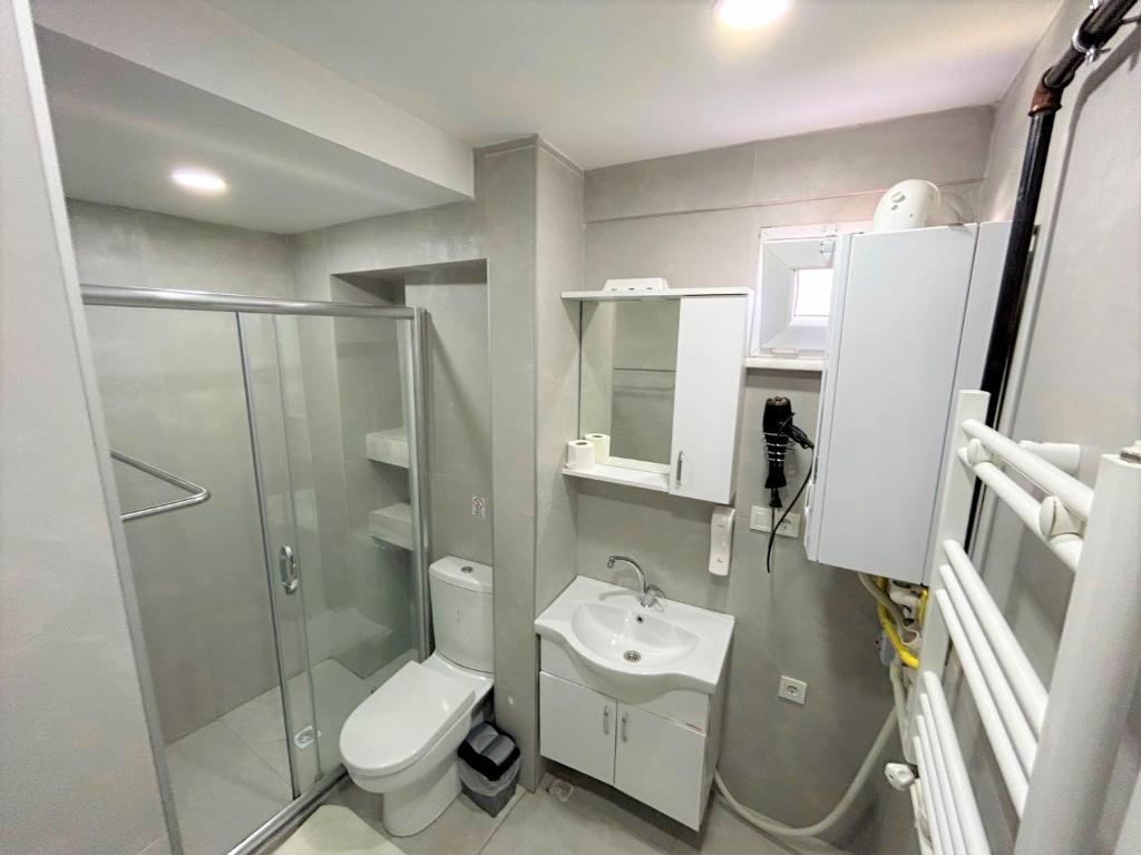 uma casa de banho com um chuveiro, um WC e um lavatório. em Kuzguncuk View em Istambul