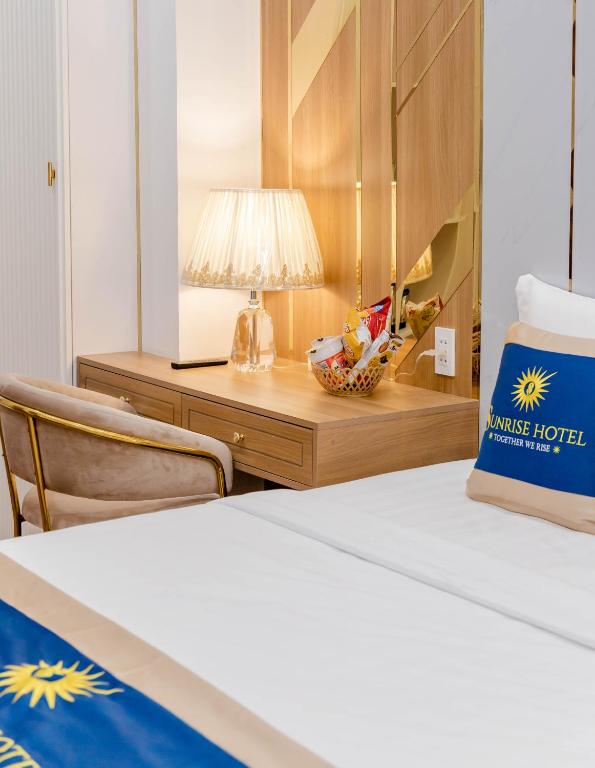 Postel nebo postele na pokoji v ubytování SUNRISE Hotel Bạc Liêu