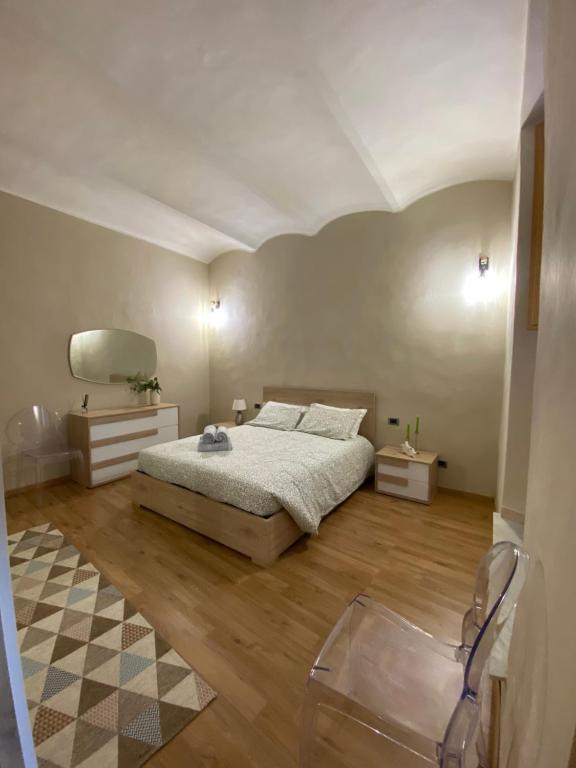 ヴォルテッラにあるCasa Gallinaのベッドルーム1室(ベッド1台、椅子付)