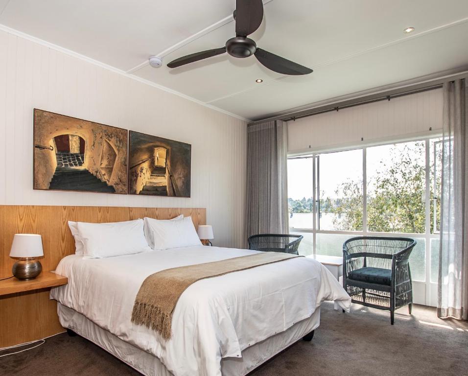 Una cama o camas en una habitación de Graskop Hotel