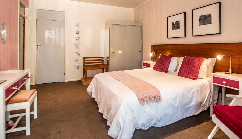 Una cama o camas en una habitación de Graskop Hotel