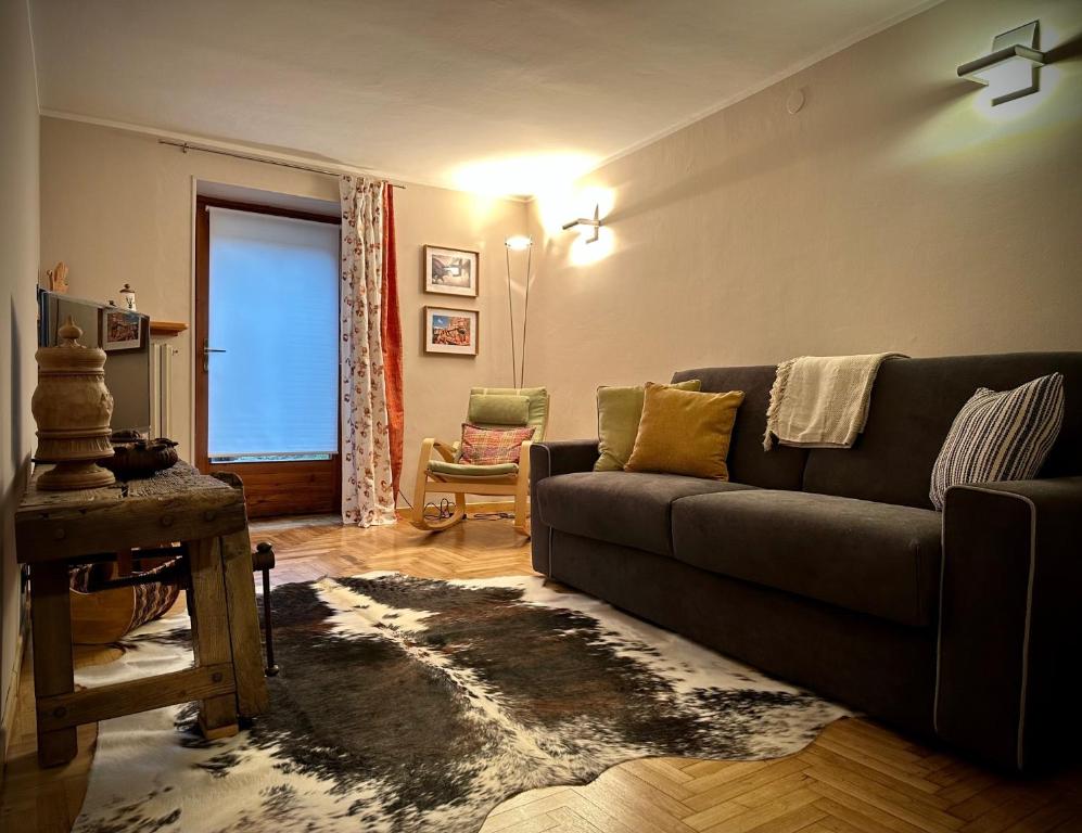 sala de estar con sofá y ventana en Maison Dédé - CIR Charvensod 0004, en Charvensod