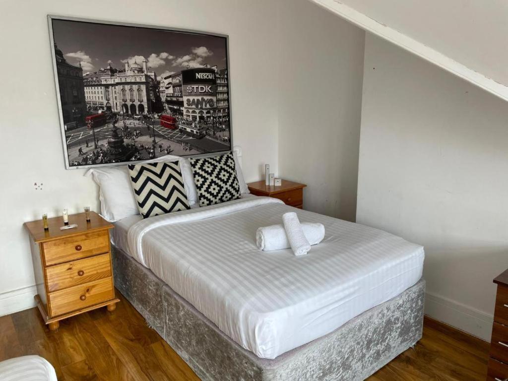 Cama o camas de una habitación en LondonRooms