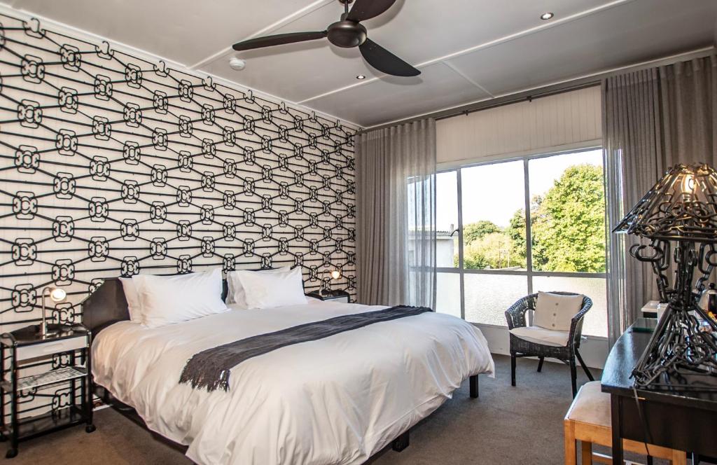 Una cama o camas en una habitación de Graskop Hotel