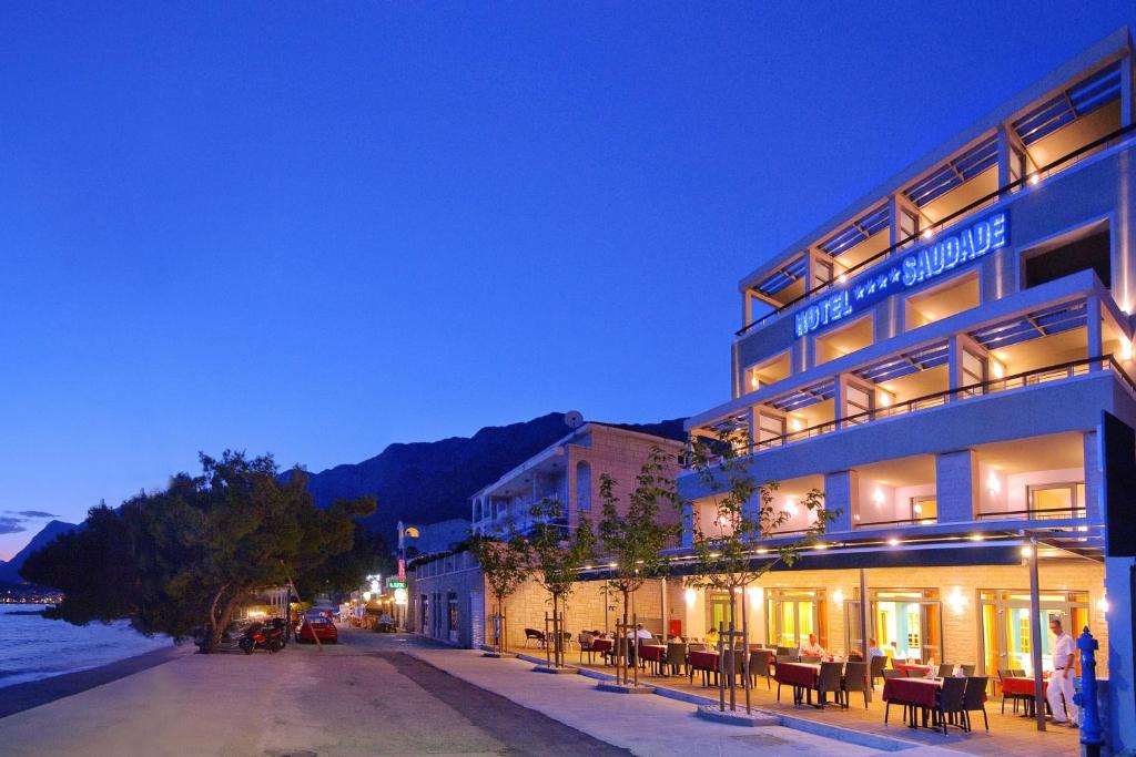 Nespecifikovaný výhled na hory nebo výhled na hory při pohledu z hotelu