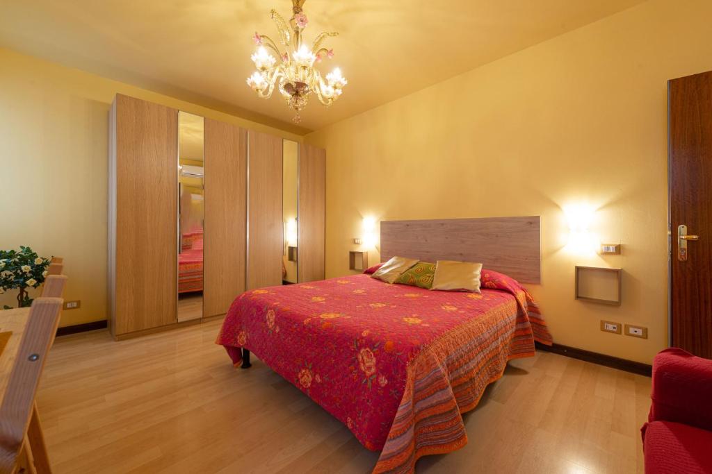 sypialnia z łóżkiem i żyrandolem w obiekcie B&B Da Nina Venice w Wenecji