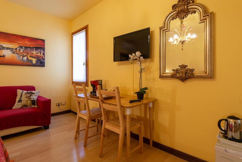 TV a/nebo společenská místnost v ubytování B&B Da Nina Venice