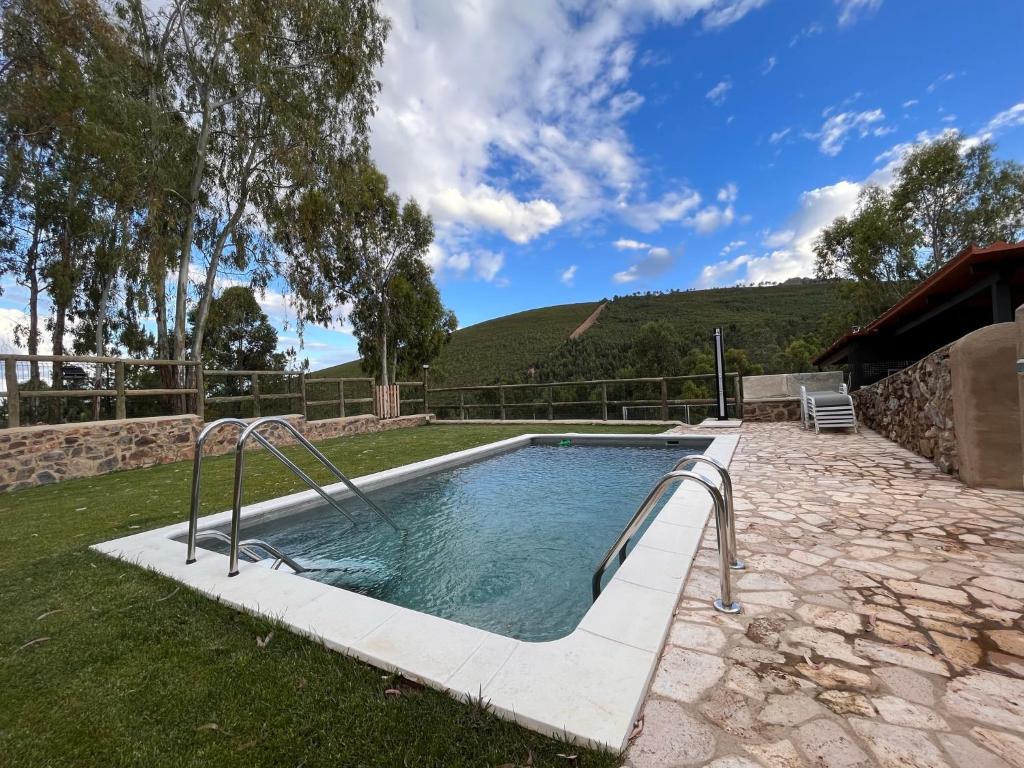 Bazén v ubytovaní Apartamentos Rurales Casa Josefita alebo v jeho blízkosti