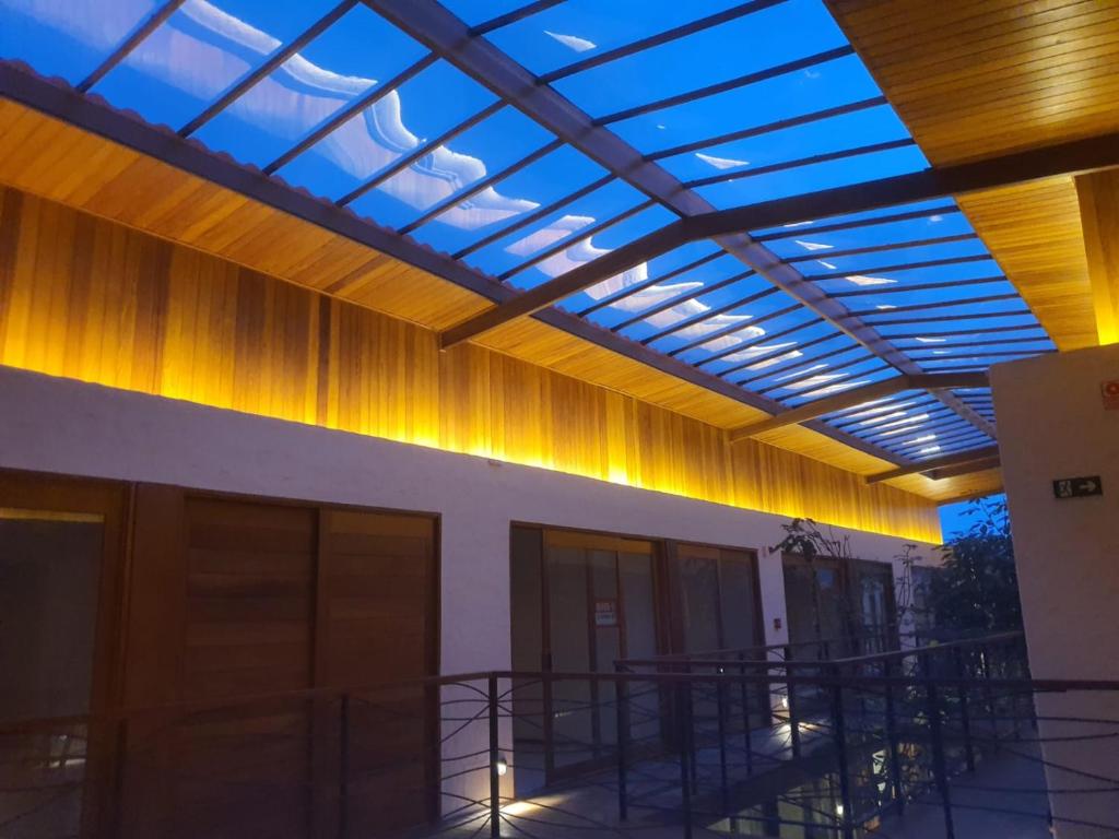 un edificio con techo con luces azules. en Villa Andorinha, Apt 03 en Mucugê