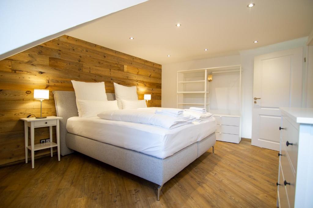 Postel nebo postele na pokoji v ubytování Schiefer Suite Hotel & Apartments
