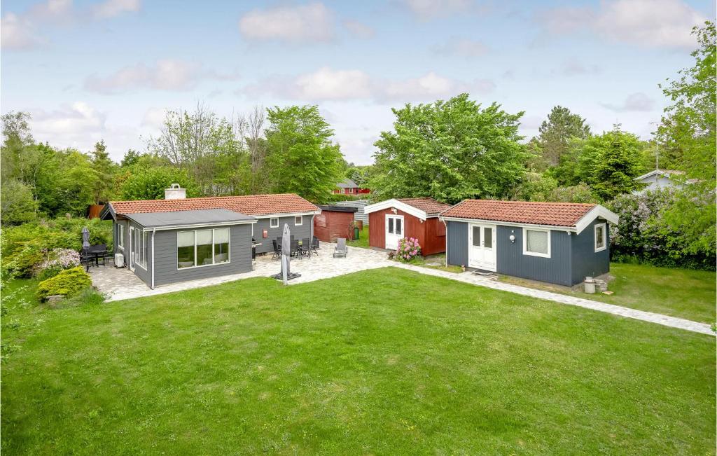 uma vista para o jardim de uma pequena casa em 1 Bedroom Nice Home In Hjby em Højby