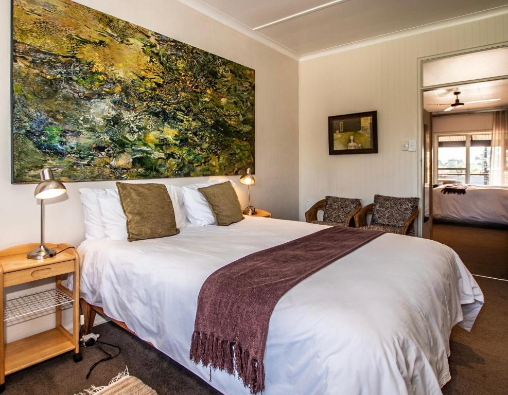 Una cama o camas en una habitación de Graskop Hotel