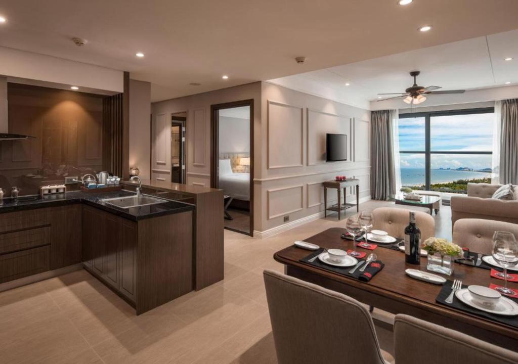 Kuhinja ili čajna kuhinja u objektu Sunrise Luxury Apartment with Ocean View