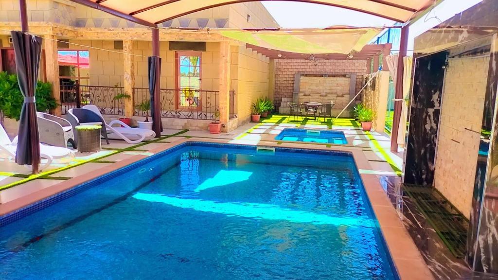 una piscina en medio de una casa en AlZaeem Resort & Hotels, en Barka