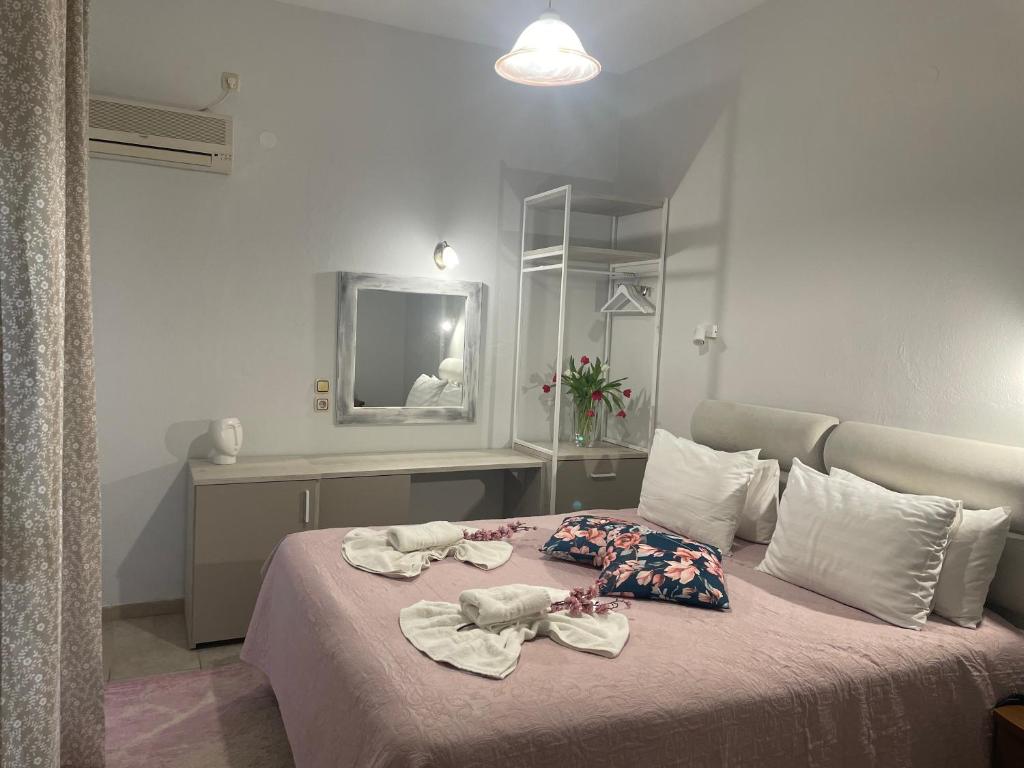 Postel nebo postele na pokoji v ubytování Hotel Karagianni