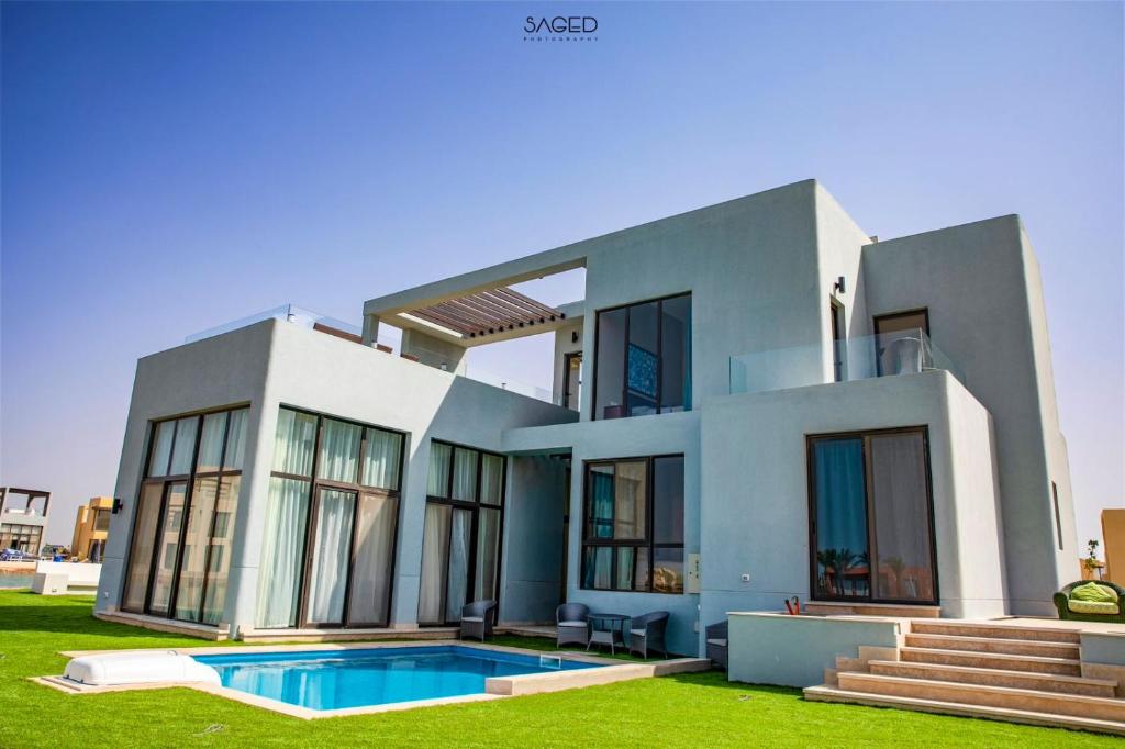 una casa grande con piscina frente a ella en tawila t1-17 -5 bed room big villa en Hurghada