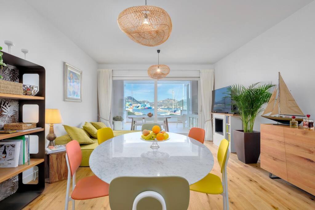 un soggiorno con tavolo e sedie bianchi di Olbia Luxury Apartment a Olbia