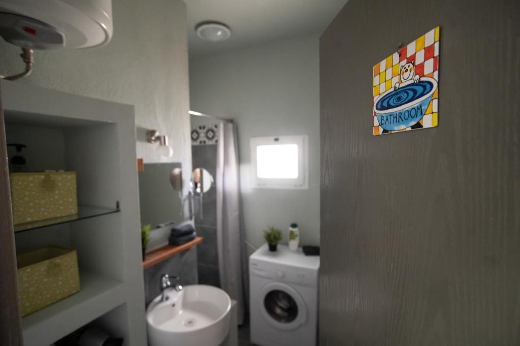 Kúpeľňa v ubytovaní Laonikos apartment Polychrono Villas beach bar