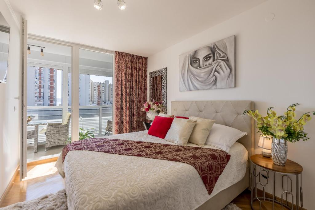1 dormitorio con 1 cama grande y balcón en Apartment Desert Rose en Split