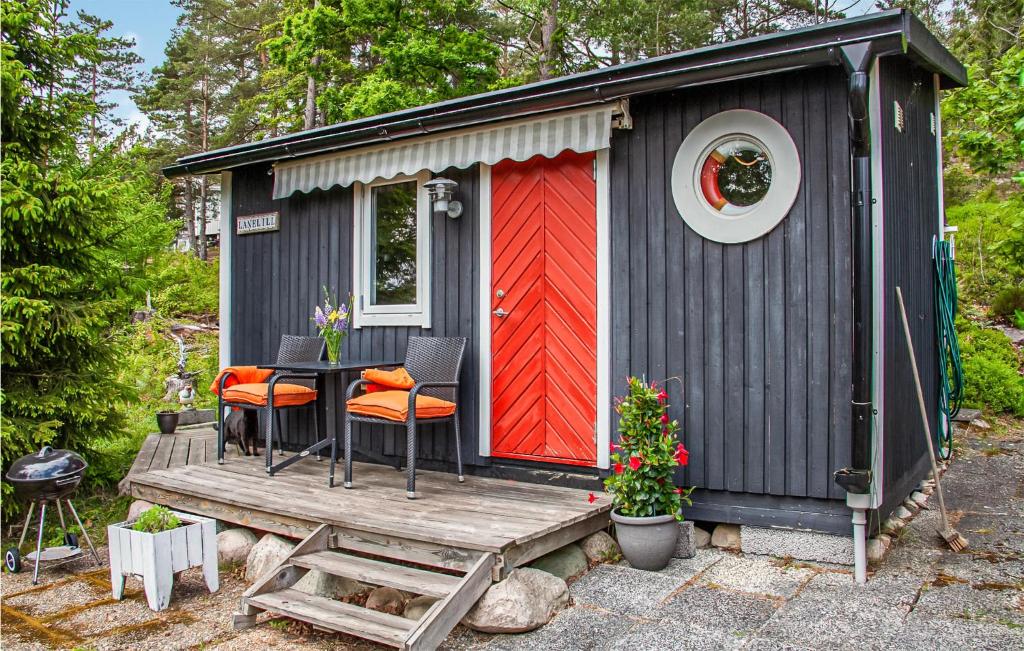 SundsandvikにあるBeautiful Home In Uddevalla With House Sea Viewの黒小屋