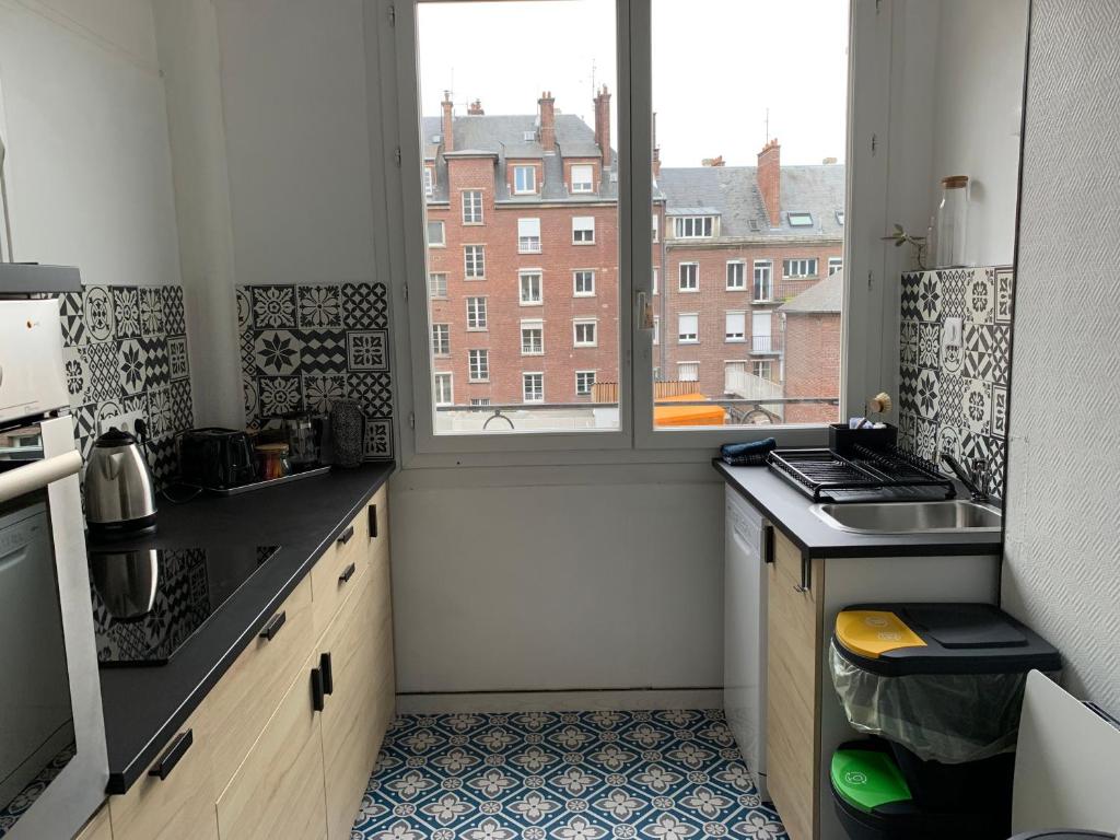 Kuchyňa alebo kuchynka v ubytovaní Appartement spacieux lumineux hypercentre