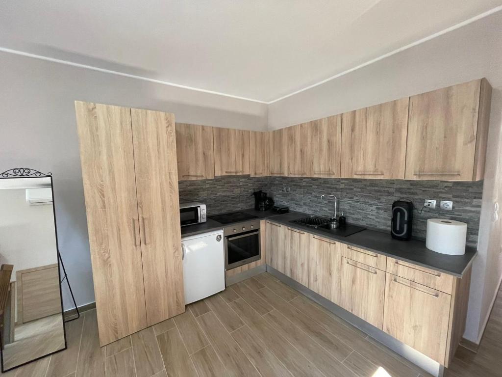 Kuchyňa alebo kuchynka v ubytovaní AVR Airport Deluxe Suites 6 AIRPORT FREE SHUTLE