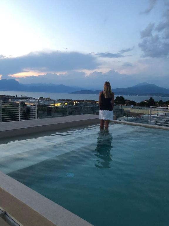 Majoituspaikassa Opalia Residence - Stella Garda Lake Lifestyle tai sen lähellä sijaitseva uima-allas