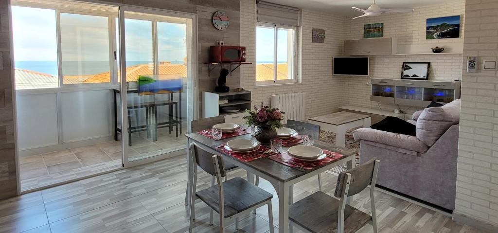 una sala de estar con una mesa y un sofá en Arribolas, en Bermeo