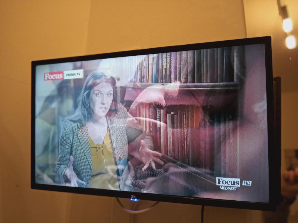 A television and/or entertainment centre at Floris Guest House