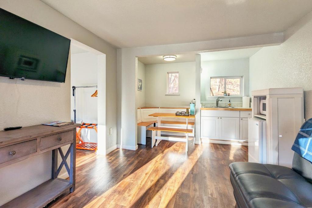 a living room with a table and a kitchen at The Fountain Creek Inn of Manitou Springs in Manitou Springs