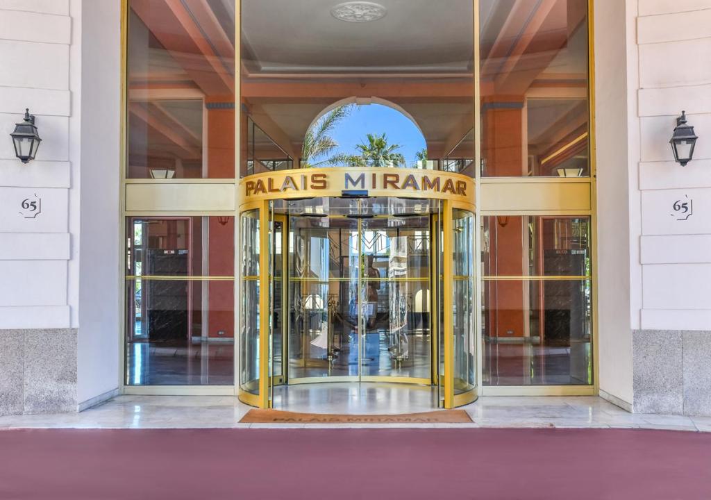 Croisette Palais Miramar Cannes Imperial في كان: مدخل لمبنى فيه باب دوار