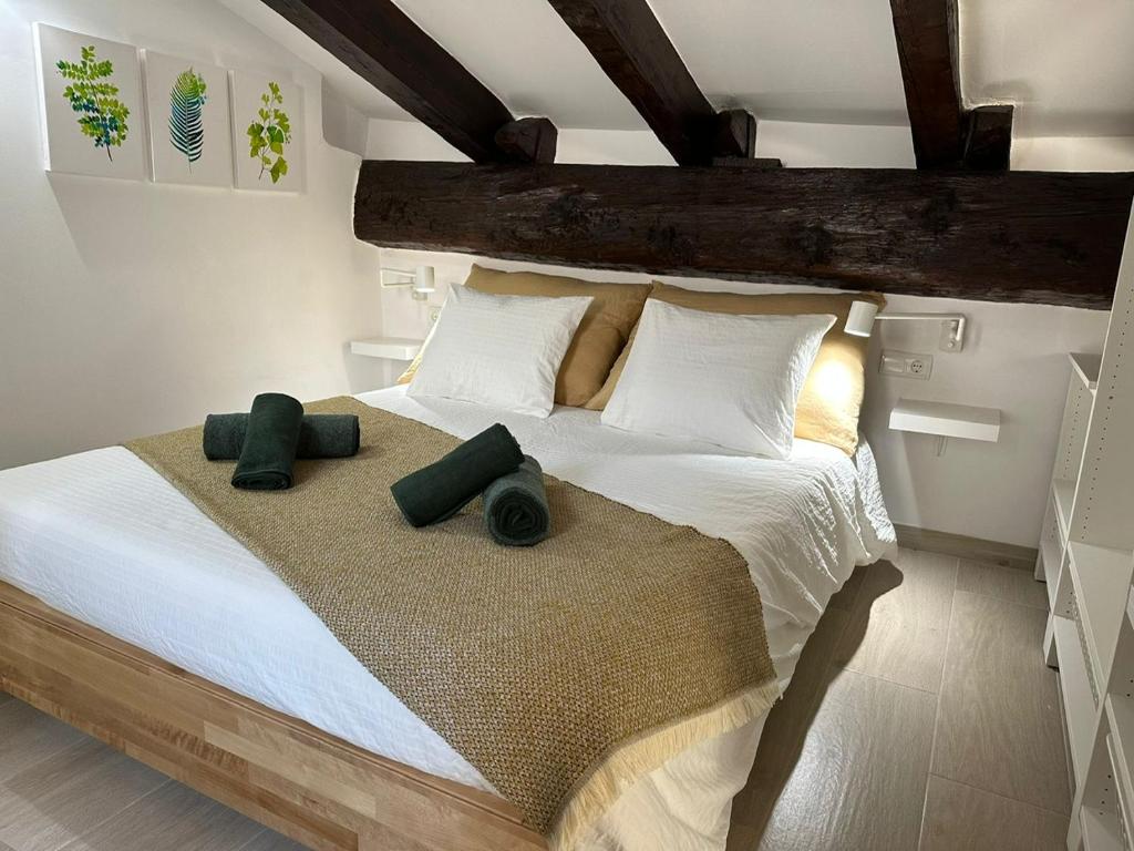 1 dormitorio con 1 cama grande y 2 almohadas en Casa Cullerer, en Amposta
