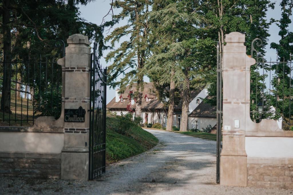 brama do domu z podjazdem w obiekcie Domaine des Chailloux 