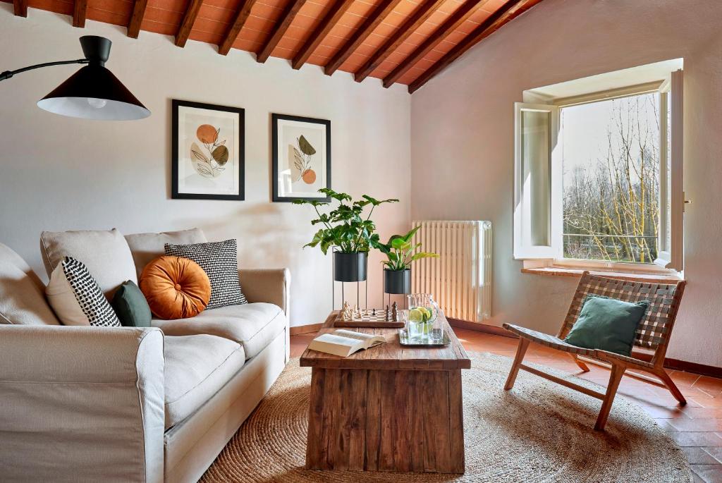 ein Wohnzimmer mit einem Sofa und einem Couchtisch in der Unterkunft Agriturismo Borgo Scaffaia in San Piero a Sieve