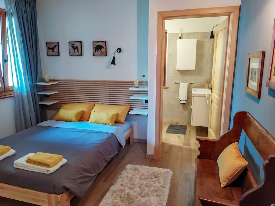 um quarto com uma cama e uma casa de banho em Mini Midlake codice cipat 022229-AT-410061 em Mezzolago