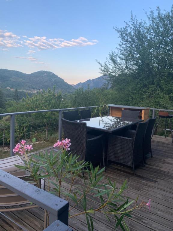 un patio con mesa y sillas en una terraza en Le Cabanon, en Sospel